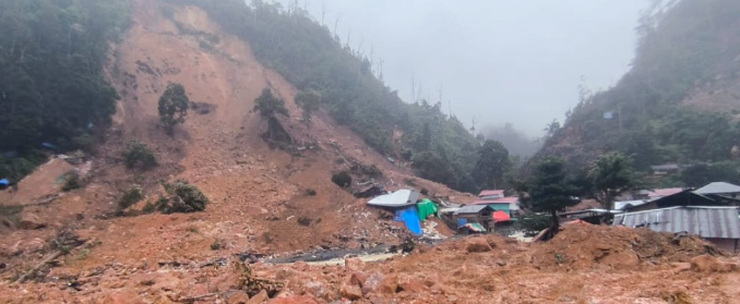 Bencana alam seperti longsor sering kali meninggalkan jejak duka yang mendalam bagi masyarakat. Pada 5 Oktober 2023, sebuah peristiwa tragis terjadi di Gorontalo, tepatnya di wilayah Kabupaten Bone Bolango, di mana longsor menimpa beberapa rumah dan menyebabkan hilangnya sejumlah korban. Setelah berhari-hari pencarian yang penuh harapan, pemerintah daerah akhirnya resmi menghentikan pencarian korban yang hilang. Keputusan ini tentu tidak mudah, namun di sisi lain, Pemkab Bone Bolango telah mendirikan dua posko bantuan untuk memberikan dukungan bagi para korban dan keluarga yang terdampak. Artikel ini akan membahas lebih dalam mengenai situasi ini, termasuk penyebab bencana, langkah-langkah yang diambil oleh pemerintah, serta harapan untuk masa depan. 1. Penyebab Longsor dan Dampaknya bagi Masyarakat Longsor adalah fenomena alam yang dapat terjadi akibat berbagai faktor, termasuk curah hujan yang tinggi, pergeseran tanah, dan aktivitas manusia seperti penebangan hutan. Di Gorontalo, kondisi geografis yang berbukit-bukit dan iklim yang berpotensi menghasilkan curah hujan yang tinggi membuat daerah ini rentan terhadap bencana longsor. Dalam kasus yang terjadi, hujan lebat selama beberapa hari berturut-turut menjadi pemicu utama terjadinya longsor di wilayah tersebut. Dampak dari bencana ini sangat terasa. Selain hilangnya nyawa, banyak rumah yang hancur dan infrastruktur yang rusak. Komunitas lokal yang sebelumnya hidup harmonis kini terpaksa menghadapi kenyataan pahit kehilangan orang-orang terkasih. Selain itu, terdapat dampak psikologis yang harus ditanggung oleh para penyintas dan keluarga korban, yang harus berjuang untuk mengatasi trauma dan kesedihan. Pemerintah daerah dan berbagai organisasi kemanusiaan berusaha memberikan bantuan yang diperlukan, tetapi tantangan tetap ada. Sementara pencarian korban dilakukan, perhatian harus terfokus pada kebutuhan dasar, seperti tempat tinggal, makanan, dan dukungan psikologis. Pengalaman ini mengingatkan kita akan pentingnya kesiapsiagaan dalam menghadapi bencana dan perlunya edukasi masyarakat mengenai langkah-langkah mitigasi risiko. 2. Proses Pencarian Korban dan Tantangan yang Dihadapi Pencarian korban longsor di Gorontalo dimulai segera setelah bencana terjadi. Tim gabungan terdiri dari petugas pemadam kebakaran, TNI, Polri, dan relawan setempat berusaha semaksimal mungkin untuk menemukan korban yang hilang. Namun, proses pencarian tidak semudah yang dibayangkan. Tanah yang tidak stabil dan cuaca yang tidak bersahabat menjadi dua tantangan utama yang dihadapi oleh tim pencari. Banyak faktor yang memperlambat proses pencarian, termasuk kondisi tanah yang bergeser dan risiko terjadi longsor susulan. Selain itu, area pencarian yang luas juga menambah kompleksitas dalam operasi. Tim harus bekerja dengan hati-hati untuk memastikan keselamatan mereka sendiri, sambil tetap berusaha memberikan harapan bagi keluarga korban yang menanti kabar. Setelah beberapa hari pencarian intensif, laporan mengenai kondisi terkini mulai menjadi tidak menggembirakan. Ketika sejumlah korban berhasil ditemukan, namun banyak juga yang masih hilang. Akhirnya, setelah evaluasi menyeluruh, pemerintah daerah memutuskan untuk menghentikan pencarian di lokasi tersebut. Keputusan ini bukanlah keputusan yang diambil dengan mudah, tetapi didasarkan pada pertimbangan keselamatan dan efektivitas operasi yang dilakukan. 3. Pendirian Posko Bantuan: Upaya Pemkab Bone Bolango Setelah resmi menghentikan pencarian korban, Pemkab Bone Bolango mengambil langkah cepat untuk mendirikan dua posko bantuan. Posko-posko ini tidak hanya berfungsi sebagai tempat untuk menyalurkan bantuan, tetapi juga sebagai pusat informasi dan dukungan bagi para korban dan keluarga yang terdampak. Keberadaan posko sangat penting dalam situasi darurat seperti ini, di mana banyak orang kehilangan tempat tinggal dan sumber pendapatan. Di posko bantuan, para pengungsi dapat memperoleh kebutuhan dasar seperti makanan, air bersih, dan tempat berlindung sementara. Selain itu, pemerintah daerah juga bekerja sama dengan berbagai organisasi non-pemerintah untuk menyediakan layanan kesehatan, dukungan psikologis, dan konseling bagi mereka yang membutuhkan. Hal ini bertujuan untuk membantu para penyintas mengatasi dampak psikologis akibat bencana. Pemkab Bone Bolango juga mengajak masyarakat untuk berpartisipasi dalam memberikan bantuan. Sumbangan berupa uang, pakaian, dan kebutuhan sehari-hari sangat dibutuhkan saat ini. Dalam situasi darurat seperti ini, solidaritas dan kepedulian masyarakat menjadi sangat penting untuk membantu mereka yang terkena dampak bencana. Melalui posko bantuan ini, diharapkan dapat membantu meringankan beban yang dirasakan oleh para korban. 4. Harapan untuk Masyarakat yang Terkena Bencana Meskipun pencarian korban telah dihentikan, harapan tetap ada. Pemkab Bone Bolango dan masyarakat setempat berupaya untuk bangkit dari bencana ini dengan membangun kembali kehidupan mereka. Proses pemulihan akan membutuhkan waktu dan usaha, tetapi dengan dukungan dari pemerintah dan masyarakat lainnya, diharapkan para penyintas dapat menemukan kekuatan untuk melanjutkan hidup. Salah satu langkah penting dalam proses pemulihan adalah peningkatan kesadaran akan mitigasi bencana. Pemerintah daerah diharapkan dapat melakukan edukasi kepada masyarakat mengenai pentingnya kesiapsiagaan menghadapi bencana di masa depan. Dengan pemahaman yang lebih baik tentang bagaimana mengurangi risiko bencana, masyarakat dapat lebih siap menghadapi kemungkinan bencana di waktu yang akan datang. Dukungan psikologis juga menjadi fokus utama dalam proses pemulihan ini. Banyak penyintas mungkin merasa cemas atau depresi setelah mengalami peristiwa traumatis ini. Oleh karena itu, penting bagi pemerintah dan organisasi terkait untuk menyediakan layanan kesehatan mental yang memadai. Melalui upaya bersama, diharapkan masyarakat Gorontalo dapat segera bangkit dan membangun kembali kehidupan mereka dengan lebih baik.