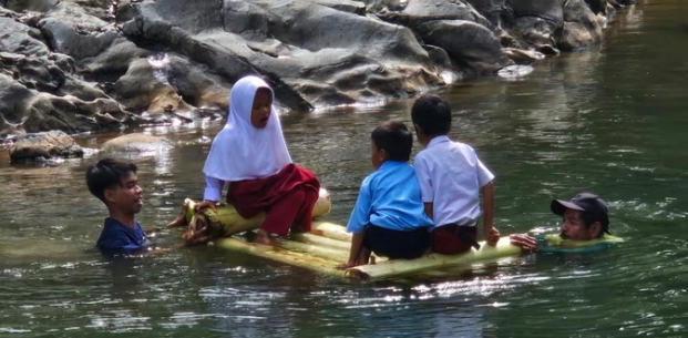 Kades Keluhkan Siswa SD Bone Pakai Rakit Usai Usul Bangun Jembatan Diabaikan