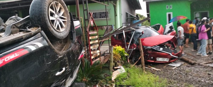 Kecelakaan lalu lintas selalu menjadi perhatian publik, terutama ketika melibatkan banyak kendaraan dan menyebabkan korban jiwa. Di daerah Lapri, Bone, sebuah insiden tabrakan beruntun terjadi yang menewaskan satu orang dan melibatkan beberapa kendaraan. Kejadian ini bukan hanya mengundang perhatian media, tetapi juga menjadi bahan refleksi bagi masyarakat mengenai pentingnya keselamatan berkendara dan penegakan hukum di jalan raya. Artikel ini akan mengurai kronologi kejadian, faktor penyebab, dampak kecelakaan, serta langkah-langkah yang harus diambil untuk mencegah kejadian serupa di masa mendatang. 1. Kronologi Kejadian Tabrakan beruntun yang terjadi di Lapri Bone pada tanggal tertentu ini bermula pada siang hari saat arus lalu lintas cukup padat. Banyak kendaraan yang berlalu-lalang, baik itu mobil pribadi, kendaraan umum, maupun sepeda motor. Sekitar pukul 14.30 WITA, sebuah kendaraan minibus yang melaju dengan kecepatan tinggi tiba-tiba menghantam bagian belakang truk yang sedang berhenti di jalur yang sama. Akibat tabrakan tersebut, minibus tersebut terpelanting ke sisi jalan dan menabrak dua kendaraan lain yang berada di dekatnya. Kendaraan-kendaraan yang terlibat dalam kecelakaan ini terdiri dari sebuah mobil sedan, sebuah sepeda motor, dan truk yang telah disebutkan sebelumnya. Kejadian ini menyebar dengan sangat cepat, mengingat lokasi kecelakaan berada di jalur utama yang sering dilalui oleh banyak pengguna jalan. Suara benturan yang keras dan jeritan dari para pengemudi serta penumpang menambah kepanikan di lokasi kejadian. Setelah tabrakan terjadi, beberapa saksi melihat kobaran api yang muncul dari salah satu kendaraan, menambah kesulitan dalam proses evakuasi. Pengemudi minibus yang terlibat dalam kecelakaan tersebut terjebak di dalam kendaraannya dan harus dievakuasi oleh tim pemadam kebakaran. Selain itu, para penumpang lainnya juga mengalami luka-luka yang cukup serius. Dalam waktu singkat, pihak kepolisian dan ambulans datang ke lokasi untuk memberikan pertolongan dan melakukan penyelidikan lebih lanjut. Satu orang yang menjadi korban dalam kecelakaan ini adalah seorang penumpang yang berada di dalam minibus tersebut. Ia mengalami luka parah dan dinyatakan meninggal di rumah sakit setelah mendapatkan perawatan. Kematian ini menjadi sorotan utama dalam berita, karena menunjukkan betapa rentannya nyawa manusia ketika berkendara di jalan raya. 2. Faktor Penyebab Kecelakaan Setiap kecelakaan lalu lintas pasti memiliki faktor penyebab yang beragam. Dalam kasus tabrakan beruntun di Lapri Bone tersebut, terdapat beberapa faktor yang dapat diidentifikasi. Pertama, kecepatan yang berlebihan menjadi salah satu alasan utama. Pengemudi minibus diduga melaju dengan kecepatan tinggi, sehingga tidak dapat menghindari truk yang tiba-tiba berhenti. Hal ini menunjukkan pentingnya kesadaran dan disiplin saat berkendara, terutama dalam situasi lalu lintas yang padat. Kedua, kondisi kendaraan juga berperan penting dalam kecelakaan ini. Apakah kendaraan yang terlibat dalam kecelakaan tersebut dalam keadaan baik ataukah ada kerusakan yang tidak terdeteksi? Hal ini perlu dicermati, karena kendaraan yang tidak terawat bisa berpotensi menyebabkan kecelakaan. Misalnya, rem yang tidak berfungsi dengan baik dapat membuat pengemudi kehilangan kendali saat mengemudikan kendaraan. Ketiga, faktor manusia juga tidak dapat diabaikan. Pengemudi minibus mungkin tidak memperhatikan kondisi di sekelilingnya, atau terlalu terfokus pada kecepatan yang ingin dicapai. Hal ini menekankan pentingnya pendidikan dan pelatihan bagi pengemudi untuk memahami etika berkendara yang baik dan benar. Keempat, kondisi jalan juga berpengaruh. Apakah jalan dalam kondisi baik atau terdapat lubang dan kerusakan yang dapat mengganggu laju kendaraan? Memastikan infrastruktur jalan yang baik adalah tanggung jawab pemerintah dan instansi terkait. Jika kondisi jalan tidak memadai, ini dapat menjadi salah satu penyebab terjadinya kecelakaan. Dengan menganalisis faktor-faktor penyebab ini, diharapkan dapat memberikan gambaran yang lebih jelas tentang apa yang sebenarnya terjadi di lokasi kejadian. Selain itu, identifikasi faktor penyebab juga penting untuk langkah-langkah pencegahan di masa mendatang. 3. Dampak Kecelakaan Kecelakaan yang terjadi di Lapri Bone tidak hanya berdampak pada korban langsung, tetapi juga memiliki efek domino yang lebih luas. Dampak fisik sudah pasti dirasakan oleh mereka yang terlibat dalam kecelakaan, baik yang meninggal dunia, cedera, maupun trauma psikologis akibat pengalaman tersebut. Keluarga dari korban yang meninggal juga merasakan kesedihan yang mendalam, yang dapat mempengaruhi kesejahteraan emosional mereka. Dari sisi sosial, kecelakaan ini dapat memicu diskusi tentang keselamatan berkendara di kalangan masyarakat. Berita tentang kecelakaan beruntun seperti ini sering kali menciptakan kesadaran akan pentingnya mematuhi aturan lalu lintas. Masyarakat di sekitar Lapri Bone mungkin akan lebih berhati-hati saat berkendara setelah mengetahui insiden ini, dan ini dapat berkontribusi pada peningkatan keselamatan di jalan raya. Dampak ekonomi juga perlu diperhatikan. Kecelakaan lalu lintas dapat menyebabkan kerugian finansial bagi pengemudi dan perusahaan asuransi. Jika kendaraan mengalami kerusakan, biaya perbaikan dapat menjadi beban bagi pemilik. Selain itu, kehilangan seorang anggota keluarga yang menjadi penopang ekonomi juga memberikan dampak yang besar pada stabilitas keuangan keluarga. Dalam jangka panjang, kecelakaan ini mungkin memicu pihak berwenang untuk mengevaluasi kembali kebijakan dan aturan lalu lintas yang ada. Jika banyak kecelakaan terjadi di lokasi tertentu, pihak pemerintah dapat mempertimbangkan untuk melakukan perbaikan infrastruktur jalan, menambah rambu-rambu lalu lintas, atau meningkatkan pengawasan lalu lintas di area tersebut. Dengan cara ini, diharapkan kejadian serupa tidak akan terulang di masa depan. 4. Langkah-Langkah Pencegahan Setelah menganalisis kronologi, faktor penyebab, dan dampak dari kecelakaan beruntun di Lapri Bone, penting untuk menyusun langkah-langkah pencegahan agar kejadian serupa tidak terulang. Pertama, edukasi dan kesadaran masyarakat mengenai keselamatan berkendara harus ditingkatkan. Penyuluhan mengenai pentingnya mematuhi rambu-rambu lalu lintas, batas kecepatan, dan penggunaan sabuk pengaman harus dilakukan secara berkala. Ini bisa melibatkan kerjasama antara pemerintah, lembaga non-pemerintah, dan komunitas lokal. Kedua, perbaikan infrastruktur jalan juga menjadi hal yang krusial. Pemerintah daerah perlu melakukan survei dan evaluasi terhadap kondisi jalan yang ada. Jika terdapat jalan yang rusak atau tidak layak, segera lakukan perbaikan untuk mengurangi risiko kecelakaan. Penambahan rambu-rambu lalu lintas, lampu lalu lintas, dan zebra cross juga penting untuk membantu pengemudi dan pejalan kaki. Ketiga, penegakan hukum yang tegas terhadap pelanggaran lalu lintas harus dilakukan. Pelanggaran seperti mengemudikan kendaraan dalam keadaan mabuk, melanggar batas kecepatan, dan tidak menggunakan sabuk pengaman harus dikenakan sanksi yang sesuai. Penegakan hukum yang konsisten dapat memberikan efek jera bagi pelanggaran lalu lintas. Keempat, peningkatan kualitas kendaraan juga penting. Pengemudi harus secara rutin memeriksa kondisi kendaraan mereka sebelum berkendara, termasuk rem, ban, dan sistem kelistrikan. Pemeriksaan berkala oleh instansi terkait juga bisa dilakukan untuk memastikan kendaraan di jalan dalam kondisi layak. Dengan melaksanakan langkah-langkah tersebut, diharapkan kecelakaan lalu lintas dapat diminimalisir dan keselamatan di jalan raya dapat terjaga dengan baik.