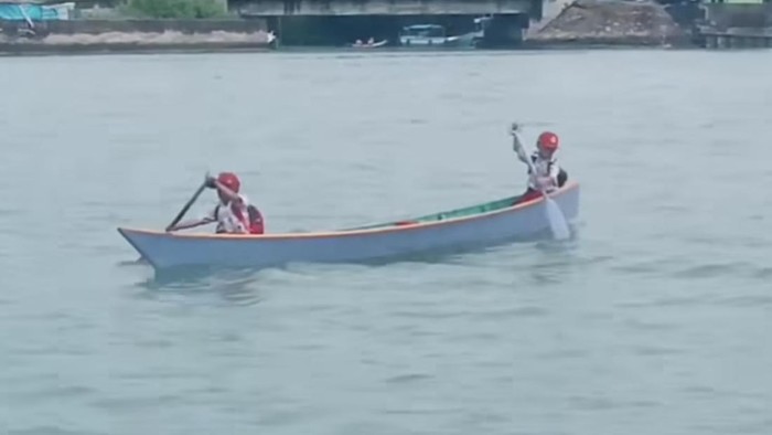 Perjuangan Siswa SD di Bone ke Sekolah Naik Perahu Seberangi Sungai Tangka