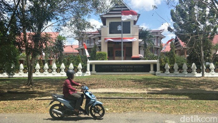 Dalam beberapa waktu terakhir, perhatian publik tertuju pada Organisasi Korps Pegawai Republik Indonesia (Korpri) di Kabupaten Bone, Sulawesi Selatan. Hal ini tidak lepas dari sorotan yang diterima oleh Badan Anggaran (Banggar) Dewan Perwakilan Rakyat Daerah (DPRD) setempat terkait dengan besaran iuran organisasi yang mencapai Rp 200 juta per bulan. Angka tersebut tentu menimbulkan banyak tanda tanya, baik di kalangan anggota organisasi itu sendiri maupun masyarakat luas. Mengapa iuran bisa setinggi itu? Apa saja yang menjadi dasar penetapan angka tersebut? Artikel ini akan mengupas tuntas permasalahan tersebut dengan mengangkat berbagai perspektif yang relevan, mulai dari tujuan organisasi, penggunaan dana, hingga dampaknya bagi anggota dan masyarakat. 1. Sejarah dan Tujuan Korpri Korpri didirikan pada tahun 1971 dengan tujuan utama untuk mempersatukan dan meningkatkan kesejahteraan pegawai negeri sipil (PNS) di Indonesia. Organisasi ini berperan sebagai wadah bagi PNS untuk berkontribusi dalam pembangunan negara sekaligus menjaga loyalitas terhadap pemerintah. Dalam konteks Kabupaten Bone, Korpri berfungsi sebagai jembatan antara pemerintah dan pegawai negeri, memfasilitasi komunikasi dan penyampaian aspirasi para anggotanya. Seiring berjalannya waktu, Korpri mengalami berbagai perkembangan, terutama dalam hal perkumpulan anggota dan kegiatan yang dilakukan. Peningkatan jumlah anggota yang signifikan seharusnya berdampak positif terhadap penggalangan iuran yang dilakukan. Namun, ketika informasi mengenai iuran sebesar Rp 200 juta per bulan ini terkuak, banyak pihak merasa heran dan mempertanyakan transparansi serta akuntabilitas penggunaan dana tersebut. Iuran yang tinggi memang dapat mendukung berbagai program kerja dan kegiatan organisasi. Namun, penting untuk diingat bahwa anggota Korpri berasal dari berbagai lapisan masyarakat, sehingga pemanfaatan iuran yang efisien dan efektif sangatlah penting. Hal ini mendorong anggota untuk menuntut kejelasan mengenai alokasi dana yang terkumpul untuk memastikan bahwa uang mereka digunakan untuk kepentingan bersama dan bukan untuk kepentingan individu. 2. Penetapan Iuran dan Penggunaan Dana Besaran iuran Rp 200 juta per bulan ini tentu tidak muncul begitu saja. Ada banyak faktor yang mempengaruhi penetapan angka tersebut. Salah satu aspek yang menjadi perhatian adalah bagaimana kebijakan ini diambil dan siapa yang terlibat dalam proses pengambilan keputusan. Apakah angka ini merupakan kesepakatan bersama antar anggota ataukah ditentukan sepihak oleh pengurus Korpri? Banyak anggota yang merasa kebingungan dan tidak memahami komponen dari iuran bulanan tersebut. Oleh karena itu, penting untuk melihat lebih dalam bagaimana dana tersebut digunakan. Beberapa kegiatan yang mungkin dibiayai oleh iuran ini antara lain pelatihan, seminar, serta program-program sosial yang bertujuan untuk meningkatkan kesejahteraan anggota. Namun, jika tidak ada transparansi mengenai penggunaan dana, maka kepercayaan anggota akan terguncang. Banggar DPRD juga mempertanyakan tentang laporan keuangan Korpri. Laporan ini penting untuk memastikan bahwa penggunaan dana sesuai dengan rencana yang telah disusun. Tanpa adanya laporan yang jelas, banyak anggota yang merasa khawatir bahwa iuran yang mereka bayarkan tidak digunakan semestinya. Oleh karena itu, Korpri diharapkan untuk lebih terbuka dalam melaporkan penggunaan dana untuk menghindari spekulasi dan ketidakpuasan di kalangan anggotanya. 3. Dampak Sosial dan Ekonomi di Masyarakat Iuran yang tinggi dapat membawa dampak yang signifikan, baik bagi anggota Korpri maupun masyarakat di sekitar. Bagi anggota, iuran yang besar bisa menjadi beban tersendiri, terutama bagi mereka yang memiliki gaji rendah. Dalam konteks ini, perlu ada pertimbangan tentang bagaimana iuran tersebut mempengaruhi daya beli anggota dan apakah ada dampak negatif terhadap kesejahteraan anggota. Di sisi lain, jika iuran tersebut digunakan dengan baik, maka bisa berkontribusi positif terhadap masyarakat. Misalnya, jika dana tersebut dialokasikan untuk program-program sosial yang memberikan bantuan kepada masyarakat kurang mampu, maka hal ini bisa menciptakan dampak sosial yang positif. Namun, jika tidak ada program nyata yang dirasakan oleh masyarakat, maka iuran yang tinggi justru bisa menimbulkan rasa kecewa dan ketidakpuasan. Dalam hal ini, penting bagi Korpri untuk berkolaborasi dengan berbagai pihak, termasuk pemerintah daerah dan masyarakat, untuk merumuskan program-program yang bermanfaat dan dapat meningkatkan kesejahteraan masyarakat secara keseluruhan. Dengan begitu, keberadaan Korpri tidak hanya dirasakan oleh anggotanya, tetapi juga oleh masyarakat luas. 4. Tanggapan dan Rekomendasi dari Banggar DPRD Tanggapan Banggar DPRD terhadap isu ini sangat penting, mengingat mereka memiliki kewenangan untuk mengawasi penggunaan dana publik. Banggar berhak meminta klarifikasi mengenai iuran yang dikenakan kepada anggota Korpri dan bagaimana dana tersebut digunakan. Tanggapan ini tidak hanya sekadar bentuk pengawasan, tetapi juga untuk memberikan masukan kepada Korpri agar lebih transparan dan akuntabel. Banggar DPRD juga dapat memberikan rekomendasi kepada Korpri untuk menyusun laporan keuangan yang lebih rinci dan mudah dipahami oleh anggota. Selain itu, mereka juga bisa merekomendasikan agar Korpri menyelenggarakan forum diskusi dengan anggota untuk mendengar masukan dan aspirasi mereka terkait penggunaan iuran. Dengan adanya komunikasi yang baik, diharapkan dapat tercipta rasa saling percaya antara pengurus Korpri dan anggotanya. Lebih jauh lagi, Banggar DPRD juga dapat mendorong pemerintah daerah untuk turut serta dalam pengawasan penggunaan dana Korpri. Dengan pengawasan yang ketat, diharapkan penggunaan dana dapat lebih efisien dan efektif, serta menghindari potensi penyalahgunaan yang bisa merugikan anggota maupun masyarakat.