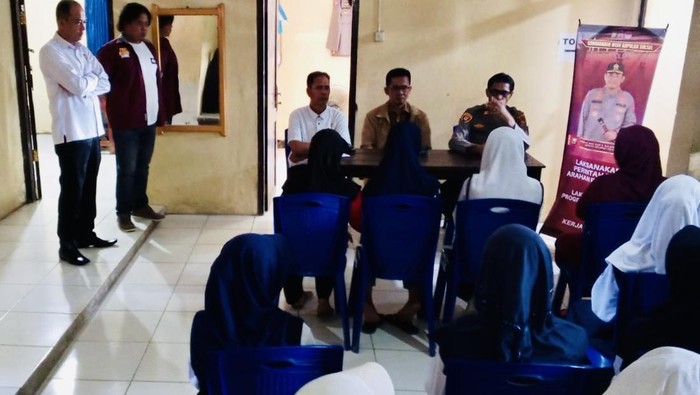 Kasus perundungan atau bullying di lingkungan pendidikan semakin menjadi perhatian serius di kalangan masyarakat. Baru-baru ini, sebuah insiden bullying yang melibatkan seorang siswi di Madrasah Tsanawiyah (MTs) di Bone Damai menggemparkan publik. Peristiwa ini bukan hanya melukai korban secara fisik, tetapi juga berdampak negatif pada kesehatan mentalnya. Dalam kasus ini, pelaku bullying diancam sanksi skors, yang menunjukkan bahwa lembaga pendidikan mulai mengambil langkah tegas untuk menangani isu ini. Selain itu, kasus ini juga membuka dialog lebih luas tentang perlunya pendidikan karakter dan kesadaran akan dampak dari tindakan bullying di kalangan siswa. Artikel ini akan membahas lebih dalam tentang kasus bullying ini, dampak yang ditimbulkan, serta langkah-langkah pencegahan yang perlu diambil oleh pihak sekolah dan masyarakat. 1. Latar Belakang Kasus Bullying di MTs Bone Damai Kasus bullying di MTs Bone Damai bukanlah kejadian yang terisolasi. Dalam beberapa tahun terakhir, fenomena bullying di sekolah-sekolah di Indonesia semakin meningkat. Bullying dapat terjadi dalam berbagai bentuk, seperti perundungan fisik, verbal, maupun sosial. Dalam kasus siswi MTs Bone Damai, pelaku dikabarkan melakukan perundungan secara verbal dan fisik, yang membuat siswi ini merasa tertekan dan terasing di lingkungan sekolah. Kondisi ini menjadi lebih serius ketika melihat dampak dari bullying tersebut. Korban bullying sering mengalami gangguan psikologis, seperti kecemasan, depresi, bahkan dalam kasus ekstrem, dapat berujung pada tindakan bunuh diri. Hal ini membuat bullying bukan hanya masalah individu, tetapi juga masalah sosial yang memerlukan perhatian dari berbagai pihak, termasuk sekolah, orang tua, dan masyarakat. Menanggapi kasus ini, pihak sekolah berjanji untuk melakukan investigasi mendalam dan memberikan sanksi kepada pelaku sesuai dengan peraturan yang berlaku. Ini adalah langkah penting untuk menunjukkan bahwa tindak kekerasan seperti ini tidak akan ditolerir dan harus segera ditangani. 2. Dampak Bullying Terhadap Korban dan Lingkungan Sekolah Dampak bullying tidak hanya dirasakan oleh korban, tetapi juga mempengaruhi seluruh ekosistem sekolah. Korban bullying dapat mengalami berbagai masalah serius, baik secara emosional maupun fisik. Secara emosional, korban sering kali merasa cemas, rendah diri, dan terasing dari teman-temannya. Hal ini dapat mengakibatkan penurunan prestasi akademik, karena korban merasa tidak nyaman untuk berinteraksi dengan orang lain. Dari sudut pandang fisik, korban bullying dapat mengalami berbagai bentuk cedera akibat perundungan fisik. Namun, dampak yang lebih dalam adalah kesehatan mental yang terganggu. Banyak penelitian menunjukkan bahwa anak-anak yang menjadi korban bullying berisiko tinggi mengalami gangguan mental seperti depresi dan kecemasan yang berkepanjangan. Lingkungan sekolah juga terpengaruh oleh tindakan bullying ini. Sekolah yang tidak dapat mengatasi masalah bullying cenderung menciptakan suasana yang tidak aman bagi siswa. Hal ini dapat mengakibatkan menurunnya kepercayaan siswa terhadap pihak sekolah dan mengurangi rasa nyaman mereka dalam belajar. Jika lingkungan sekolah tidak kondusif, maka potensi akademik siswa juga bisa terhambat, dan ini dapat mempengaruhi reputasi serta kualitas pendidikan di sekolah tersebut. Penting bagi sekolah untuk menyadari dampak jangka panjang dari bullying dan mengambil langkah-langkah preventif untuk mencegahnya. Ini termasuk pendidikan tentang empati, mengajarkan siswa untuk menghargai perbedaan, serta memberikan dukungan psikologis bagi korban. 3. Tindakan yang Diambil Pihak Sekolah dan Sanksi bagi Pelaku Setelah terjadinya kasus bullying di MTs Bone Damai, pihak sekolah segera mengambil langkah-langkah untuk menangani situasi tersebut. Pertama-tama, pihak sekolah melakukan investigasi terhadap kejadian yang terjadi. Ini melibatkan wawancara dengan korban, pelaku, dan saksi yang ada. Proses investigasi ini sangat penting untuk memastikan bahwa semua fakta terungkap dan keputusan yang diambil berdasarkan informasi yang akurat. Setelah investigasi, pihak sekolah akan menentukan sanksi yang sesuai bagi pelaku bullying. Dalam hal ini, pelaku terancam sanksi skors, yang berarti mereka akan dijatuhi hukuman untuk tidak mengikuti kegiatan sekolah dalam jangka waktu tertentu. Sanksi ini merupakan bentuk tanggung jawab yang harus diambil untuk memberikan efek jera, serta untuk menunjukkan kepada siswa lainnya bahwa bullying tidak akan ditolerir. Namun, sanksi semata tidak cukup. Sekolah juga perlu menyediakan program rehabilitasi bagi pelaku dan korban. Program ini bisa meliputi konseling psikologis, pelatihan tentang empati, dan kegiatan yang mendorong kerjasama di antara siswa. Dengan pendekatan yang holistik ini, diharapkan pelaku bisa menyadari kesalahan mereka dan belajar untuk tidak mengulangi tindakan yang sama di masa depan. Langkah-langkah yang diambil oleh pihak sekolah diharapkan dapat menjadi contoh bagi institusi pendidikan lainnya dalam menangani kasus bullying. Dengan demikian, diharapkan lingkungan sekolah dapat menjadi tempat yang aman dan nyaman bagi semua siswa. 4. Pendidikan Karakter dan Kesadaran Masyarakat tentang Bullying Pendidikan karakter sangat penting dalam mencegah kasus bullying di sekolah. Sekolah perlu mengintegrasikan pendidikan karakter ke dalam kurikulum mereka dan menjadikan nilai-nilai seperti empati, penghargaan terhadap perbedaan, dan kerja sama sebagai bagian dari budaya sekolah. Selain itu, melibatkan orang tua dan masyarakat dalam proses pendidikan juga sangat penting. Masyarakat perlu menyadari bahwa bullying adalah masalah bersama. Ini bukan hanya tanggung jawab sekolah, tetapi juga orang tua, komunitas, dan bahkan pemerintah. Dengan meningkatkan kesadaran tentang bahaya bullying, masyarakat dapat berkontribusi dalam menciptakan lingkungan yang lebih positif untuk anak-anak. Kampanye dan seminar tentang bullying bisa dilakukan untuk mendidik siswa dan orang tua mengenai dampak dari bullying dan cara pencegahannya. Selain itu, cerita-cerita inspiratif dari korban yang berhasil bangkit dari bullying juga dapat membantu mengedukasi anak-anak dan meningkatkan empati di antara mereka. Secara keseluruhan, menciptakan lingkungan yang bebas dari bullying memerlukan kerjasama semua pihak. Dengan pendidikan karakter yang baik dan kesadaran yang tinggi di masyarakat, diharapkan kasus-kasus serupa tidak akan terulang di masa depan.